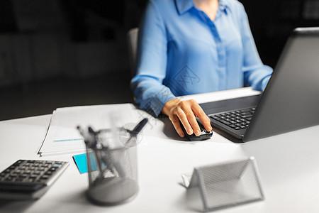 商业人技术女商人用电脑鼠标笔记本电脑用电脑鼠标女商人